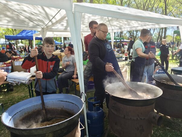 A bogrács mellett generációk dolgoztak együtt a zentai fesztiválon