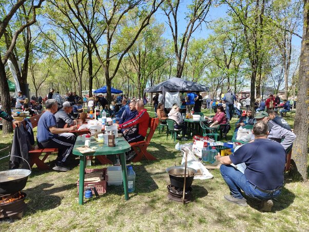 A vásártér megtelt élettel, illatokkal és beszélgetésekkel