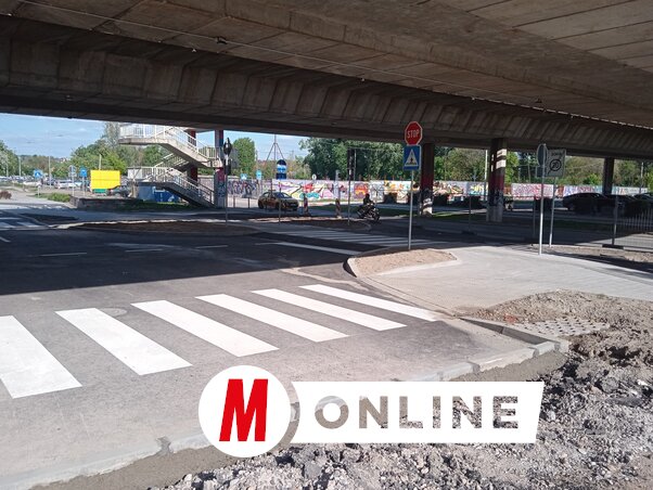 A Szabadság híd alatti, 1350 négyzetméteres parkolótéren
110 autó fér el, kiépült 300 méternyi gyalogjárda, és 288 négyzetméternyi, kerékpárforgalom számára fenntartott felület is (Fotó: Szeli Balázs felvétele)
