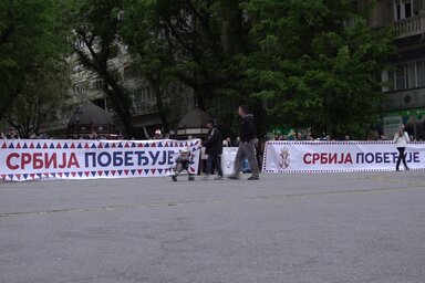 Egymással szemben álltak a Szerb Haladó Párt szimpatizánsai és az egyetemisták standjai (Fotó: Pannon RTV)