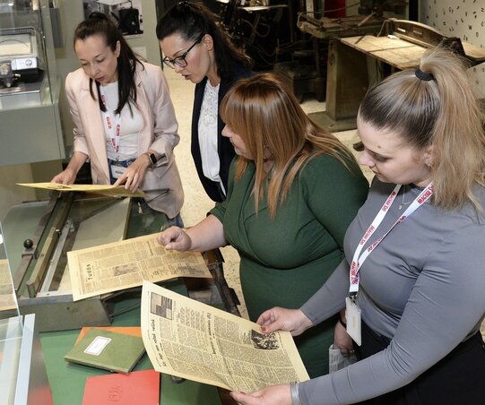 Minden egyes nyomat mögött szakmai tudás, fizikai munka és kultúrtörténeti érték áll. A képen: Jung Takács Karolina, Pesevszki Evelyn, Erdődi Edvina, Szedlár Diana