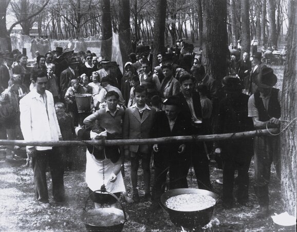 Szabadtéri főzés és együttlét egy korabeli május elsejei ünnepen (Magyar Szó, 1977. május 3. /vamadia.rs)