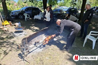 A főzőversenyre benevezett csapatoknál a legtöbb helyen az ebéd több fogásból állt: a sült házi kolbásztól kezdve a nyárson sült malacig szinte mindent készítettek (Fotó: Paraczky László)