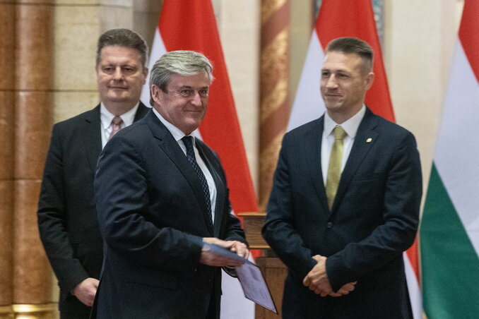 Sasvári Róbert és Nagy Attila elsőként Kapitány Istvánnak, Tisza-kormány leendő gazdasági és energetikai miniszterének adta át a megbízólevelet
