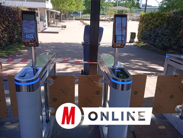 A bejáratokba újfajta, lengőkapus beléptetőrendszert telepítettek, úgyhogy várhatóan kisebb lesz a tolongás, mint az elmúlt években. Forró délutánokon néha ötvenen, hatvanan állnak sorban a tolóablak előtt, jegyet vesznek, és a be-, illetve kilépésre is gyakran várni kell (Fotó: Szeli Balázs)