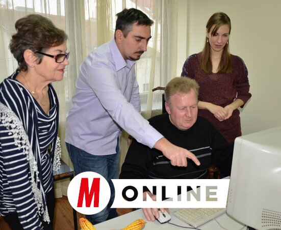 Csoportkép a pályakezdő évekből: Živković Kapitány Éva, Bálizs István, Tóth András és Kovács Hédi szerkesztőségi munka közben (Ótos Andráds Felvétele)