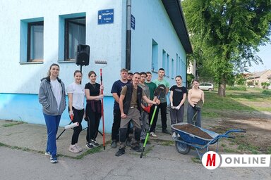 Takarítás, szemétszedés és jó hangulat (Kazinczy Paszterkó Diana felvétele)