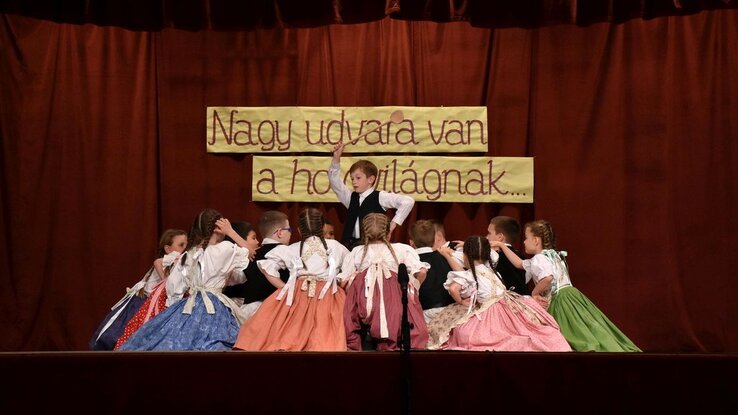 A Petrence táncegyüttes tagjai somogyi táncokat mutattak be (Ricz Róbert felvétele)