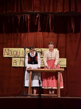 Butás Lúcia és Kapor Emma citerakettős (Ricz Róbert felvétele)