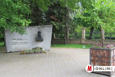 A Népkertbe érkezőket Jovan Pavlović, az első pancsovai hetilap, a Pančevac alapítója fogadja (Miklós Hajnalka felvétele)