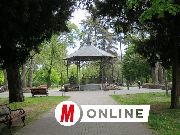 Az eredeti mintájára visszaállított zenepavilonhoz a Hársfa sugárúton lehet eljutni – minden főútvonalat a fákról neveztek el