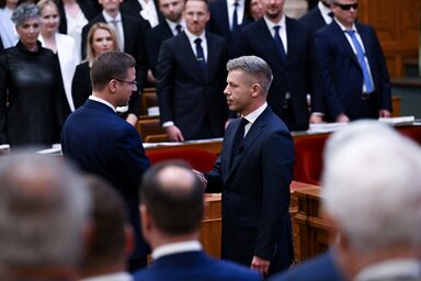 Magyar Péter miniszterelnök fogadja Gulyás Gergely, a Fidesz frakcióvezetője gratulációját eskütétele után az új Országgyűlés alakuló ülésén az Országházban (Fotó: MTI)