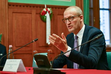 Tarr Zoltán elmondta: napokon belül dönt erről a kormány, de mindezt úgy teszi, hogy közben az intézmények működését ne veszélyeztesse (Fotó: MTI)