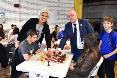 Tatjana Medved és Andrija Jorgić, a Szerbiai Sakkszövetség elnöke meglépték az első lépéseket (Fotó: Grad Novi Sad)