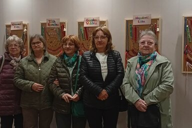 Az alkotók a munkáikkal, élükön Tóth Jolán csoportvezetővel (Fotó: Vidács Hajnalka)