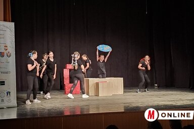 A kúlai lányok Emberkék tragédiája című előadása arany minősítést és különdíjat kapott (Fotó: Paraczky László)