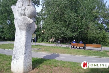 A Kővirág szobormű a múlt évszázad hetvenes évei óta áll a sétány mellett (Fotó: Szeli Balázs felvétele)