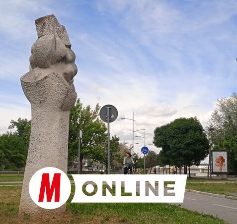 A valamikori Ferenc József-híd pilléreire tervezett új, gyalogos-kerékpáros híd megépítésének első, konkrét mozzanatának tekinthetjük a Kővirágszobor áthelyezését. Az új hídra vezető kerékpárút ennek az alkotásnak
a helyén húzódik majd, a három és fél méter magas szobormű kissé északabbra, a hídhoz vezető bekötőútrendszerben áll majd. Az építkezés idejére a műemlékvédő intézet raktárába viszik. Egyelőre nem közöltek pontos időpontot arra vonatkozóan, hogy a Kővirágot mikor viszik el, és hogy az építkezés mikor kezdődik (Fotó: Szeli Balázs felvétele)