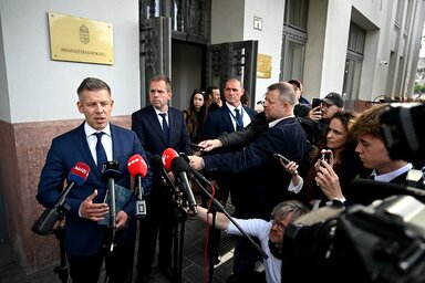 Magyar Péter miniszterelnök a kormányzati átadás-átvétel után tartott sajtótájékoztatón a korábbi Miniszterelnökség épülete előtt (Fotó: MTI)