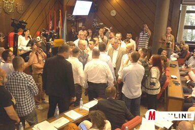 A városi képviselőt-testületben a munka általában a szabályrend szerint folyik, de a választások esetleges kiírásának említése után gyakran rendbontásba fullad az ülés (Fotó: Ótos András)