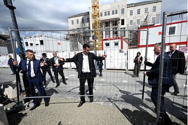 MTI / Hegedüs Róbert / Magyar Péter, Vitézy Dávid és Pósfai Gábor a Karmelita kolostort övező kordon lebontásakor