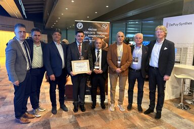 Prof. dr. Gyülvészi Gyula a tiszteletbeli taggá választását megerősítő díszoklevél átvételekor
