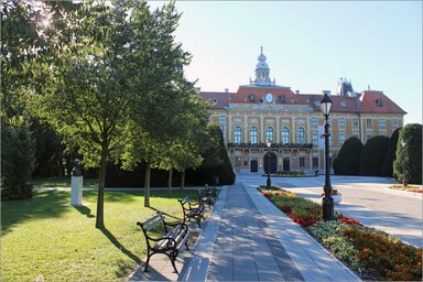 A nagy városi park közepén áll a történelmi Megyeháza