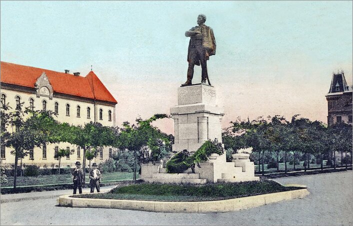 Az 1905-ben emeltetett Schweidel-emlékmű a park bejáratánál