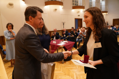 Vajda Noa Pálma átveszi az elismerést (Fotó: Szegedi Tudományegyetem)