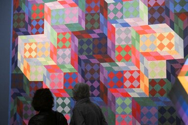 Érdeklődők a Vasarely 120 című, a művész születésének 120. évfordulójához kapcsolódó életmű-kiállítás sajtóbemutatóján a Szépművészeti Múzeumban (Fotó: MTI/Bruzák Noémi)