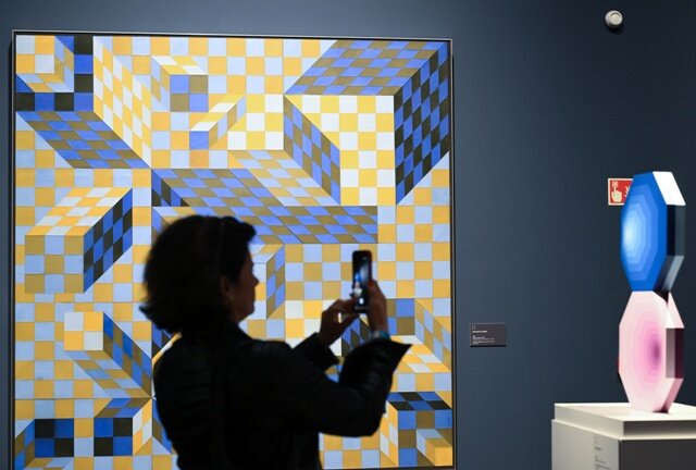 Victor Vasarely Quivar (Újvár) című alkotása (balról) – Fotó: MTI/Bruzák Noémi