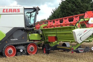 A lánctalpas Lexion 8900-as kombájn 900 ezer euróba kerül (Fotó: Screesnhot/YouTube/CLAAS United Kingdom)