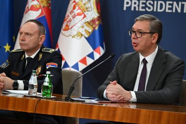 Dragan Vasiljević, a rendőrség igazgatója és Aleksandar Vučić államfő szombati sajtótájékoztatóján (Fotó: Beta)