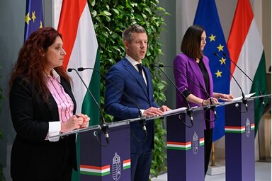 MTI/Hegedüs Róbert / Magyar Éva, Magyar Péter és Köböl Anita a kormányülés után tartott sajtótájékoztatón