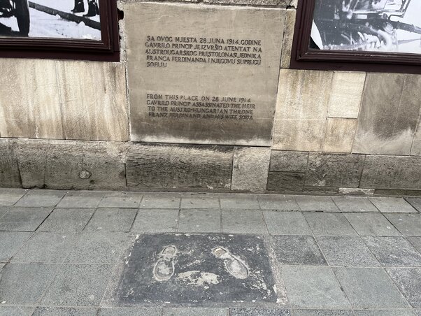 A Latin hídnál található az a hely, ahol Gavrilo Princip meggyilkolta Ferenc Ferdinánd osztrák–magyar trónörököst és feleségét, Zsófiát – ma egy csendesebb, elgondolkodtató pont, amely szorosan kapcsolódik a híd környékének hangulatához