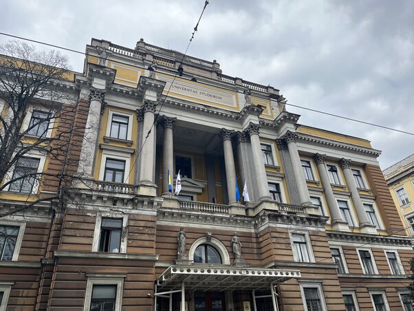 Szarajevói Egyetem Jogi Kara – Az intézmény a város egyik fontos felsőoktatási központja, ahol a diákélet és a mindennapi egyetemi nyüzsgés is jól érezhető.