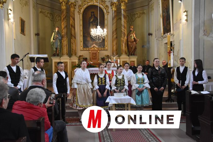 A helybéli Petőfi Sándor Művelődési Egyesület tagjai alkalmi műsort mutattak be