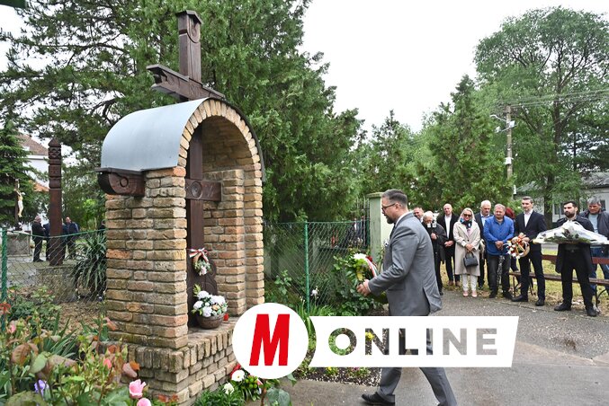 Az első telepesek emlékkeresztjénél dr. Juhász Bálint, a tartományi képviselőház elnöke is elhelyezte az emlékezés virágait