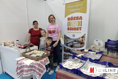 A hajdújárási Rózsa Sziget réteseit Sövény Csilla készíti, az értékesítésben azonban segítsége is van (Tóth D. Lívia felvétele)