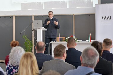 Dr. Both Miklós a digitális eszközökkel történő népzeneoktatás megújításáról tartott előadást (Gergely Árpád felvétele)