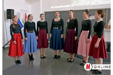 A megnyitón közreműködött a Bodor Anikó Hagyományápoló Egyesület Szikra leánykara (Fotó: Gergely Árpád)