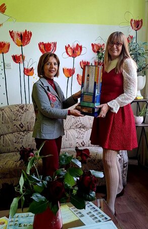 Az ÁMV vándordíját De Negri Ibolya, az Észak-bácskai Magyar Pedagógusok Egyesületének elnöke adta át Potrebić Tőzsér Gabriella igazgatónőnek (A Petőfi Sándor Általános Iskola felvétele)