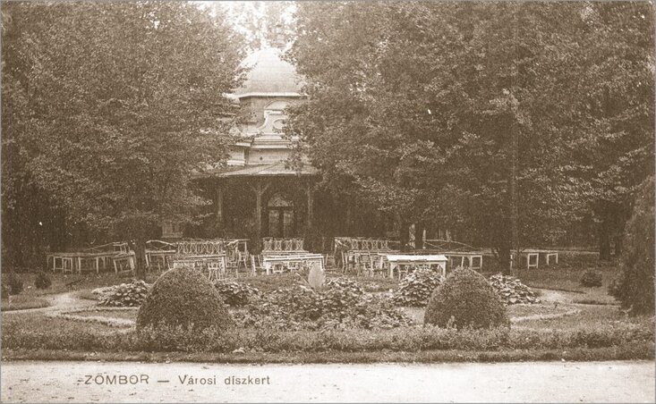 A vasútállomás melletti park pavilonja és díszkertje 1910 körül