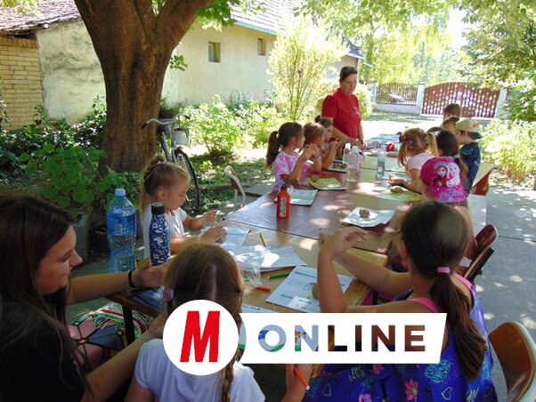 A kirándulók az egynapos program keretében megismerkednek a gölöncsérezéssel
