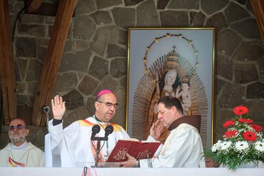Székely János püspök volt az idei csíksomlyói búcsú ünnepi szónoka (Fotó: MTI)