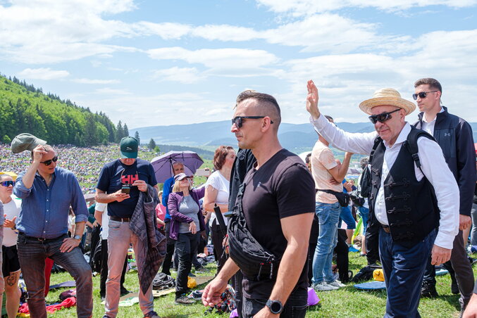 Sulyok Tamás államfő (jobbról) harmadszor vett részt a csíksomlyói búcsúban (Fotó: MTI)