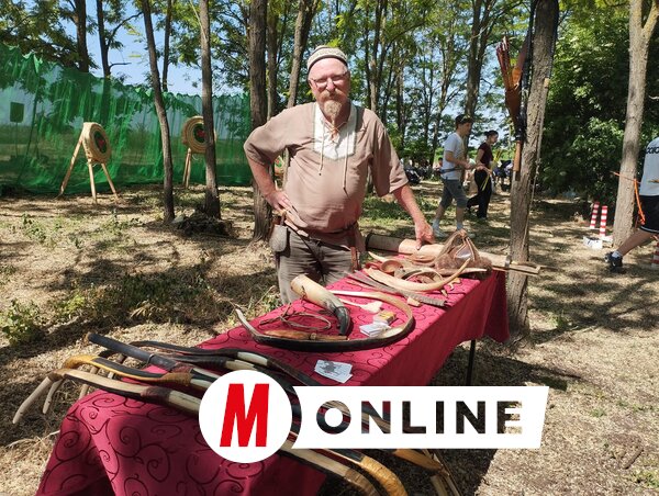 Kókity Attila bajsai íjkészítő mester (Fotó: Kancsár Izabella felvétele)