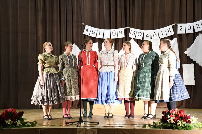 A Boróka leánykórus szatmári dalokkal lépett fel. A csoport az idei Szólj, síp, szólj! rendezvényről arany minősítést hozott haza