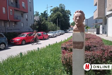 A szobor felbukkanása a lakók mellett a városi illetékeseket is meglepte, ugyanis egyelőre senki sem tudja, ki állította fel az alkotást, és azt sem, hogy ki készítette (Fotó: Szeli Balázs)