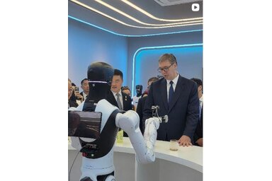 Aleksandar Vučić a Mint vállalatnál (Képernyőkép:  buducnostsrbijeav, Aleksandar Vučić, instagram)
